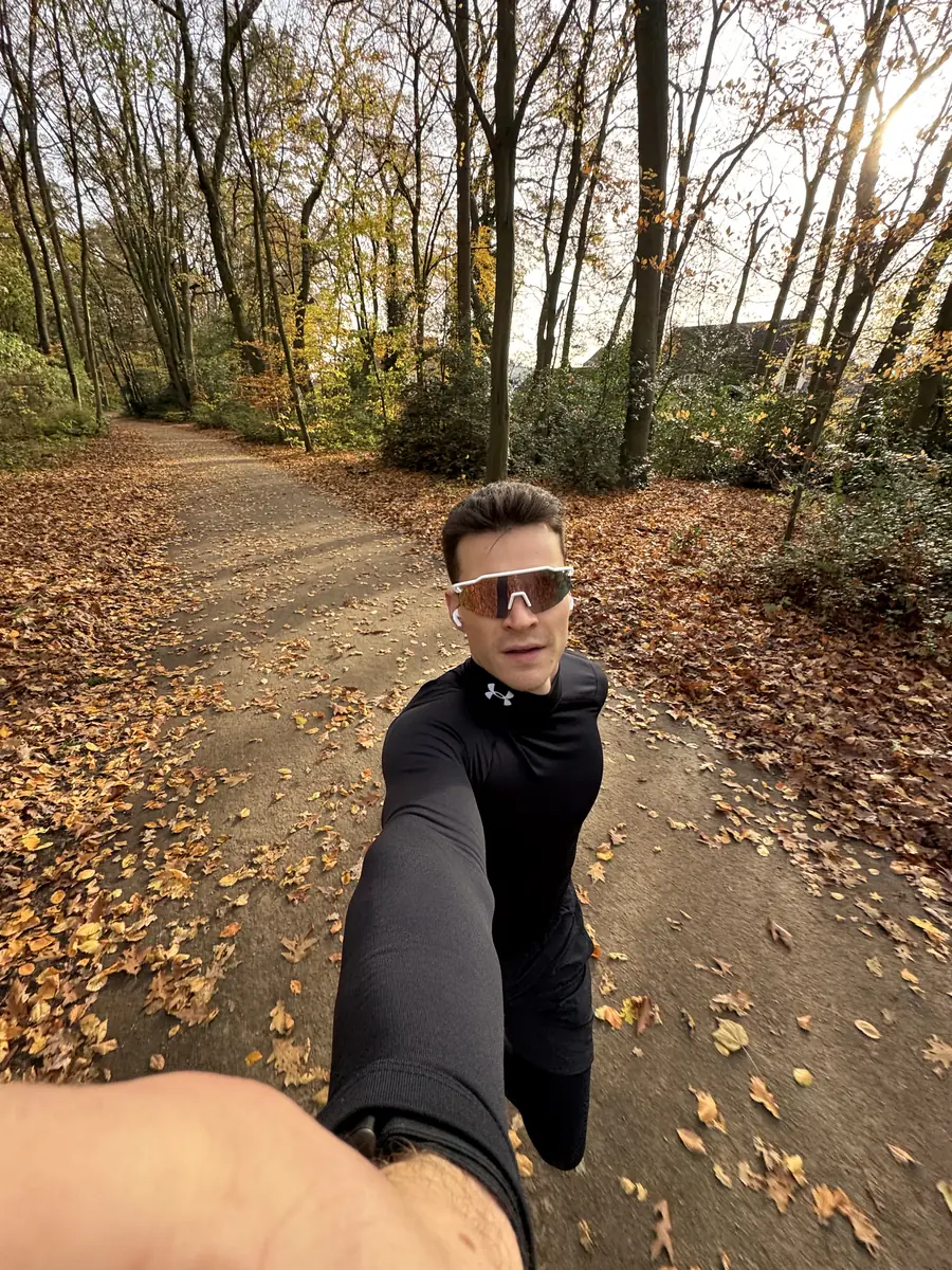 Robin Runge, Arzt und Fitness-Creator, beim Laufen im Wald